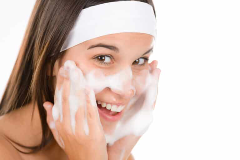 10 Merk Sabun Muka yang Aman dan Bagus untuk Kulit