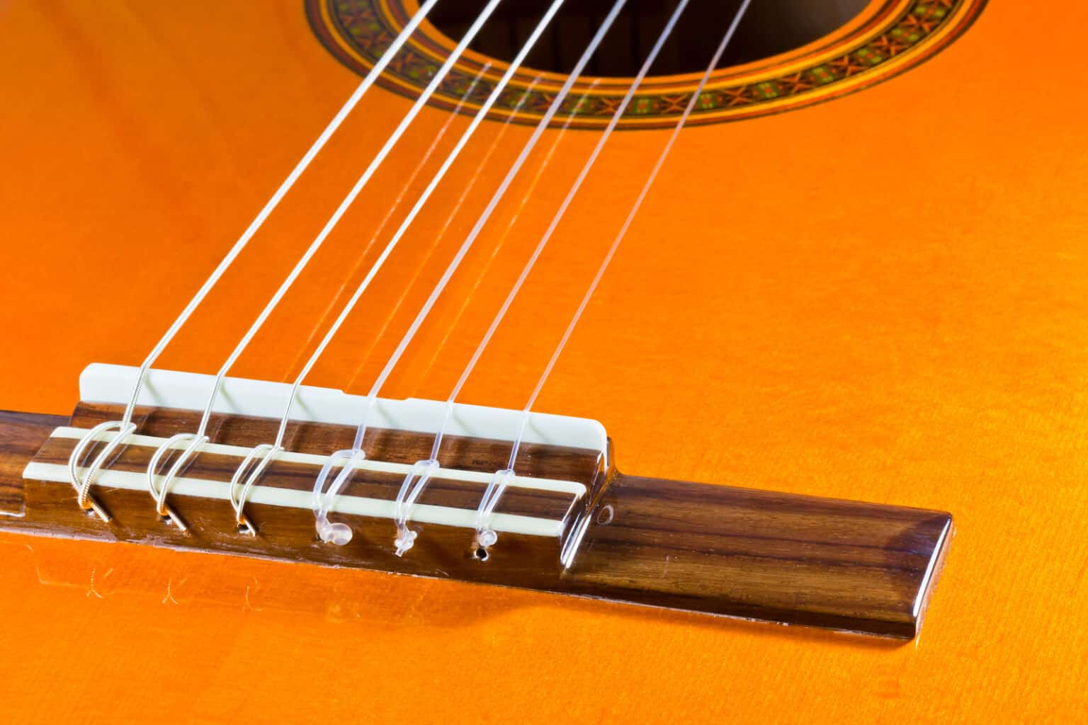 10 Merk Senar Gitar Terbaik (Akustik dan Nylon) yang Bagus 10 Merk Senar Gitar Terbaik (Akustik dan Nylon) yang Bagus