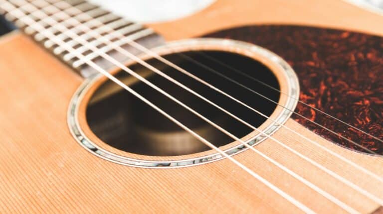 10 Merk Senar Gitar Terbaik (Akustik dan Nylon) yang Bagus